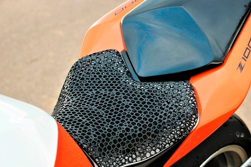 A foto mostra o assento de uma motocicleta feito em impressão 3D de estrutura lattice.
